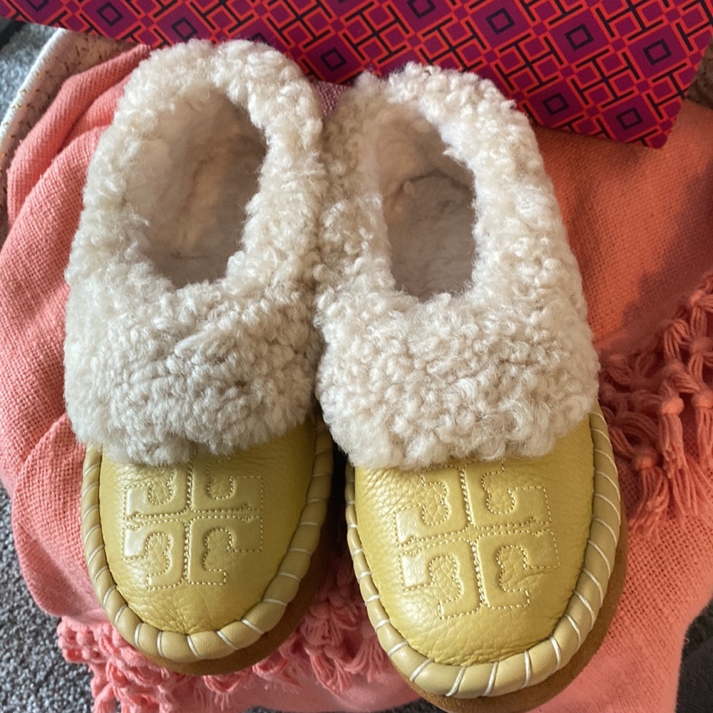 NIB Tory Burch Genuine Shearling Moccasin Slippers - Picture 3 of 13